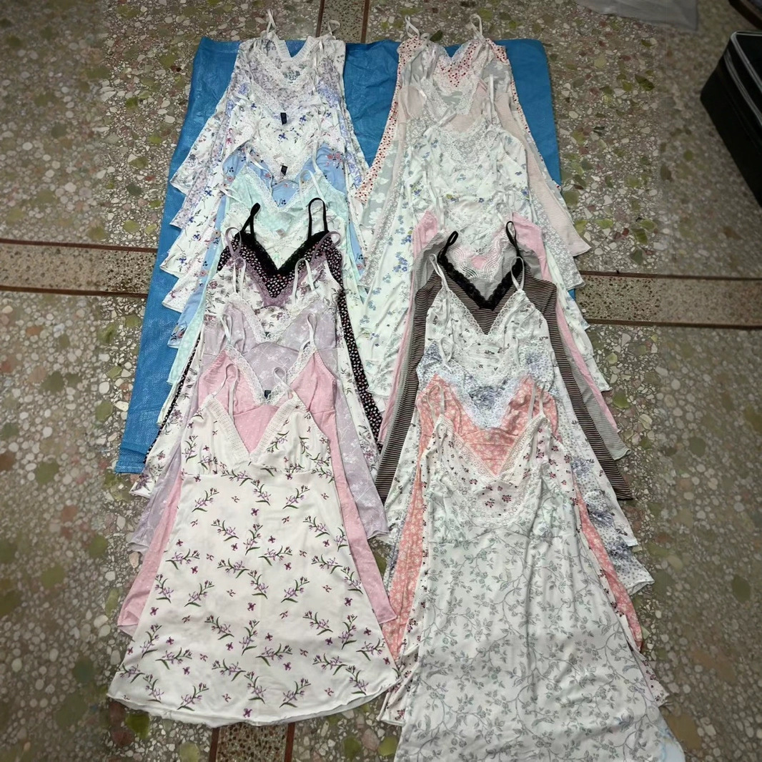 Inventario de fábrica Camisón de cola Ropa abigarrada Ropa variada de cuatro estaciones Liquidación barata Venta al por mayor de manga corta