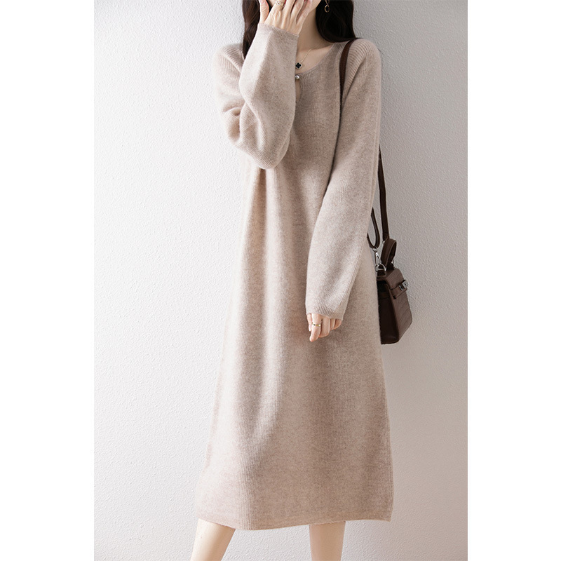 純粋なウールのワンピースの女性のゆったりした怠惰なファッションは膝の長いスカートの24秋冬の新型のデザイン感のニットのセーターのスカートを越えます。
