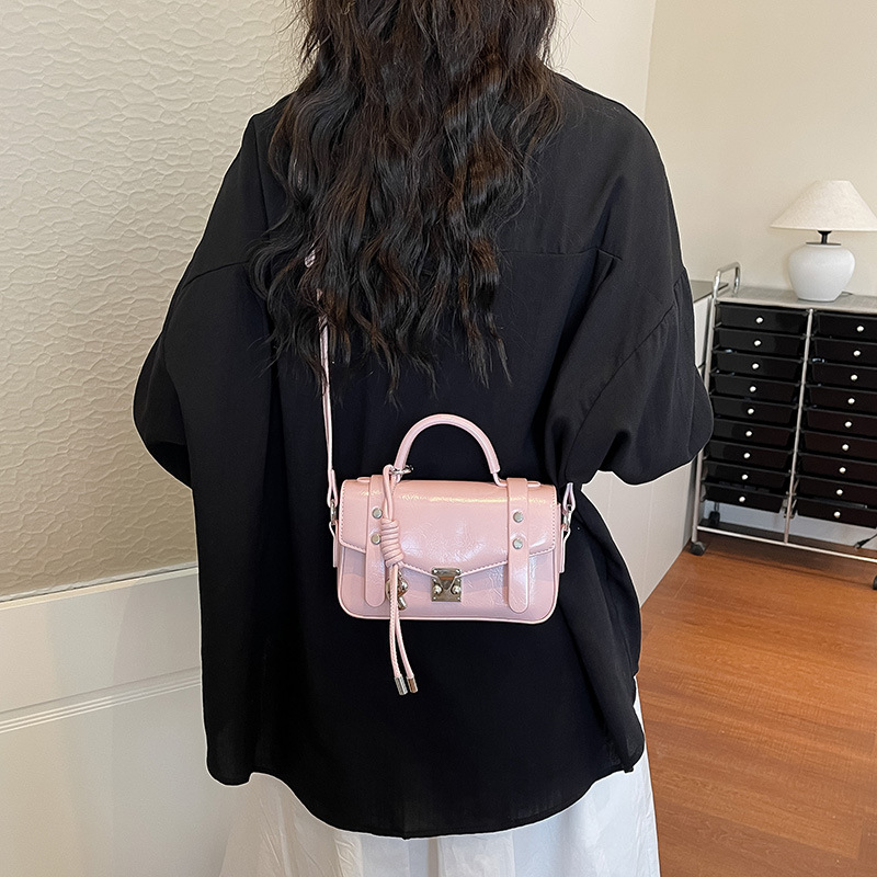 Commuting temperamento de verano popular bolso pequeño 2026 nuevo nicho de moda femenina diseño de hombro único bolso de tramo inclinado