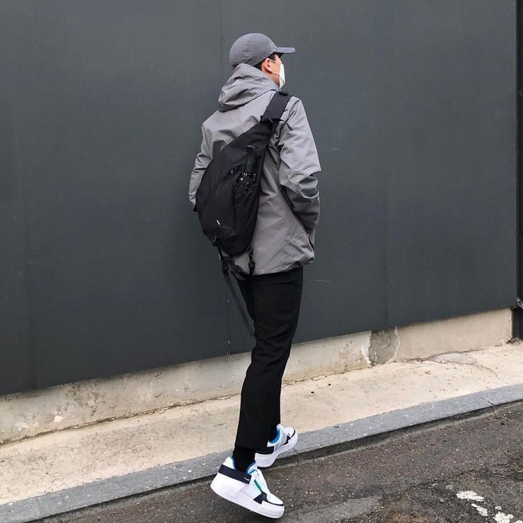 Workwear crossbody bag, men's trendy nylon sportswear casual bag, solid color single-shoulder bag for students, men's functional crossbody backpack undefined