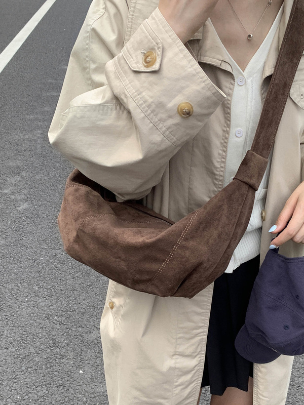 秋冬季复古麂皮绒包包女式2025新款休闲百搭单肩斜挎包超火牛角包|undefined