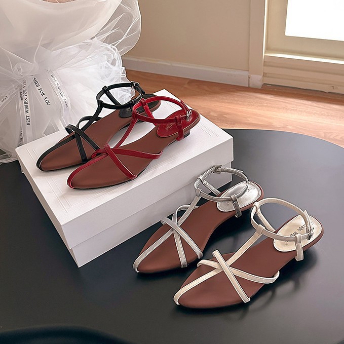 Sandalias de cinturón francés zapatos de mujer 2025 temperamento puntiagudo tacón de cuña salvaje estilo simple de una palabra con sandalias planas de temperamento