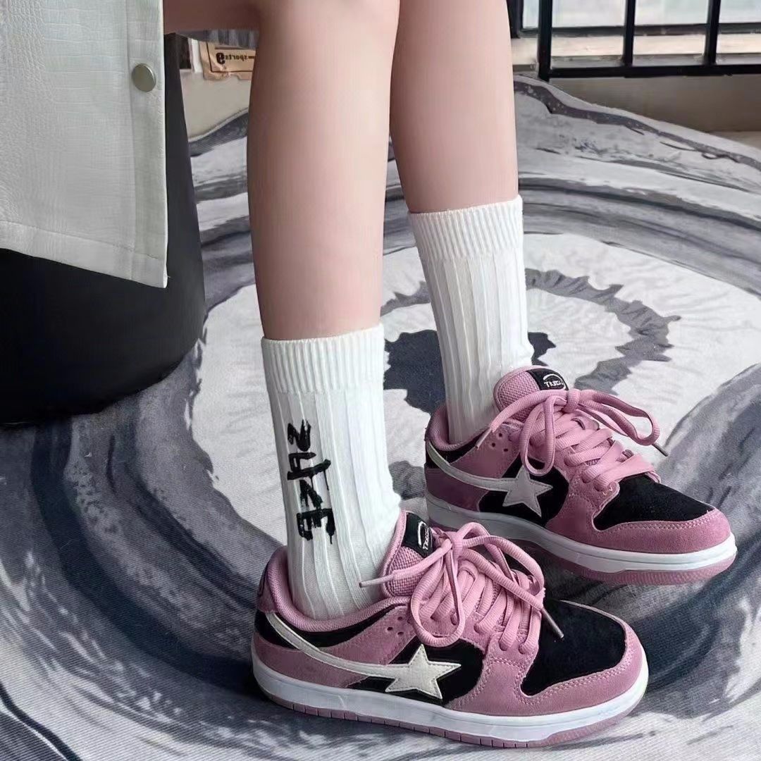 2024 primavera nuevos zapatos casuales de mujer coreana universal de fondo grueso nicho de estudiantes de secundaria primaria estrellas originales zapatos de skate de moda mujeres