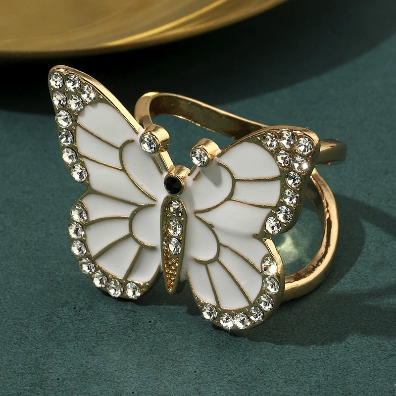 Three-dimensional wing-spreading butterfly scarf buckle, exquisite full diamond texture, black pearl and white moonlight dual version scarf buckle accessories