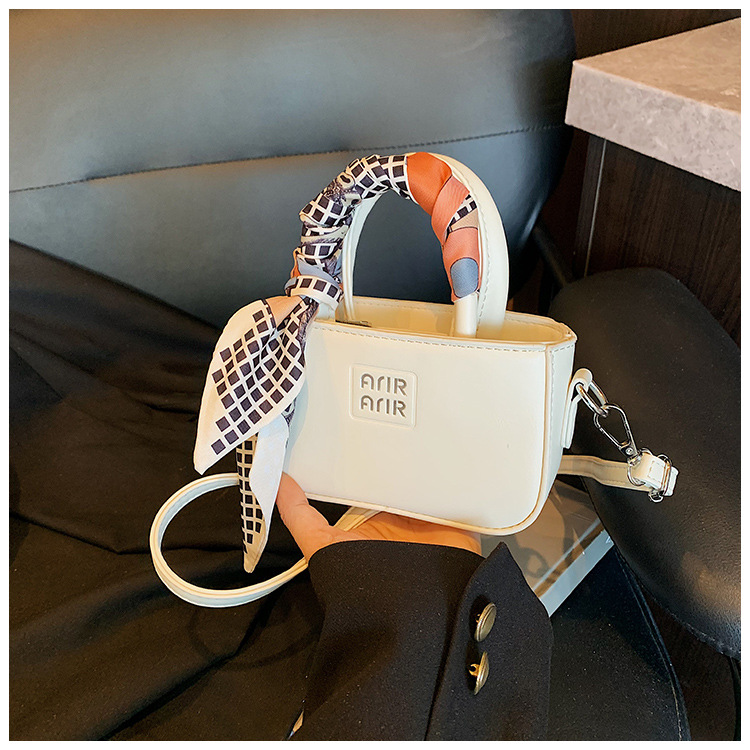 2025 bolsas de hombro populares coreanas para niñas, bufandas de seda extranjeras, bolsas de mano para bebés, mini bolsas de accesorios para niños lindos