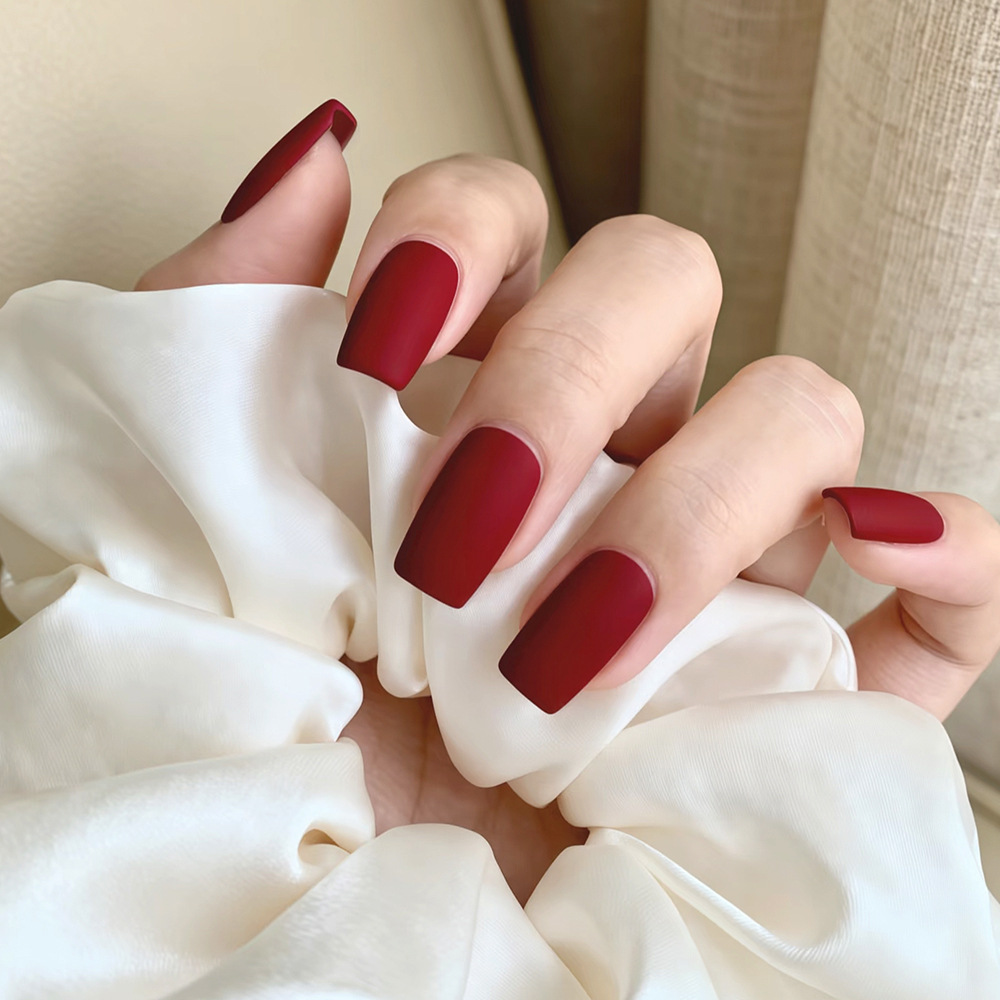 Esmerilado mate vino rojo color sólido manicure retrógrado temperamento desgaste de uñas europeas y estadounidenses 24 piezas de parche de uñas falsas