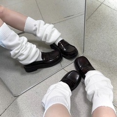 JK日本式のタブレットの泡の靴下の学校は幅を広げてやせている乳の白色の足の中の筒の象の靴下を現します。