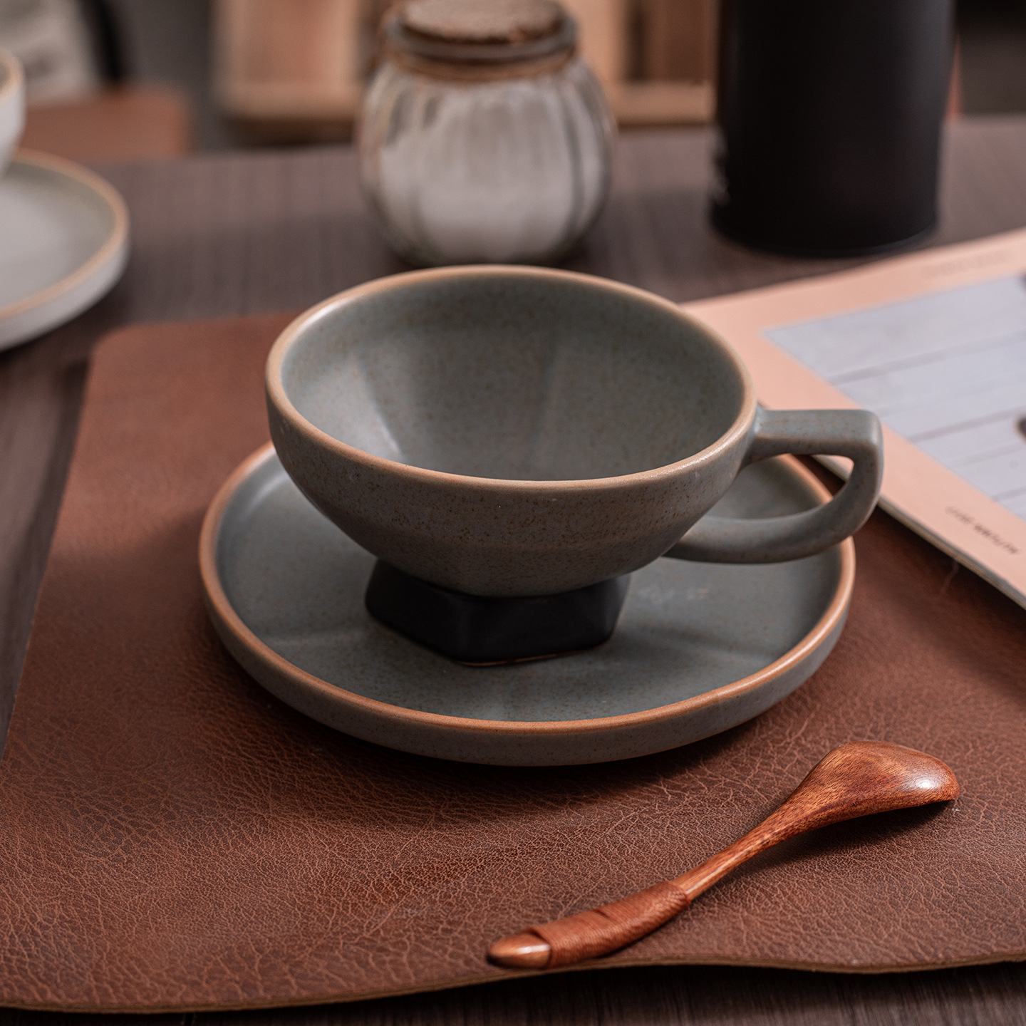 Tazas de café de pies altos y platos de cerámica gruesa retrógrada de alta calidad exquisita hermosa taza de té de la tarde simple y creativa de latas