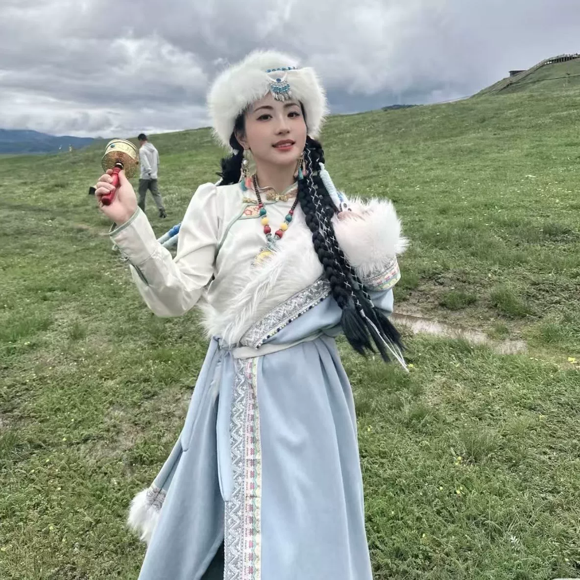 Тибетская одежда Тибетская одежда новый аристократический тибетский халат Тибет Лхаса свежее фото этнический тибетский костюм для путешествий и фотографии