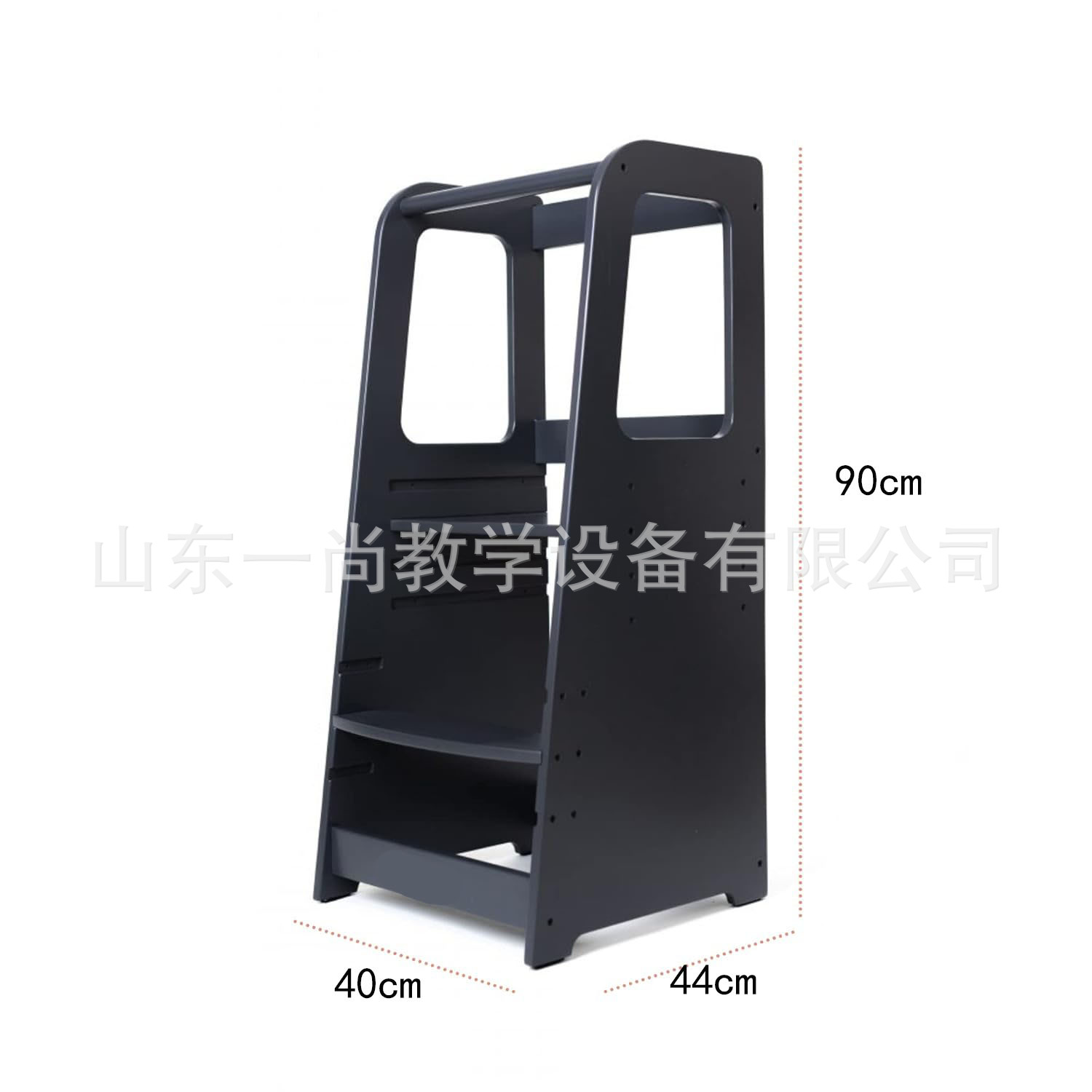 子供の手を洗う腰掛けの赤ちゃんの足は腰掛けを踏みます。