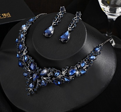 欧米の水晶の宝石のネックレスのイヤリングのセットの精巧でファッション的な気質の新婦のアクセサリのパーティーの高級な2つのセット