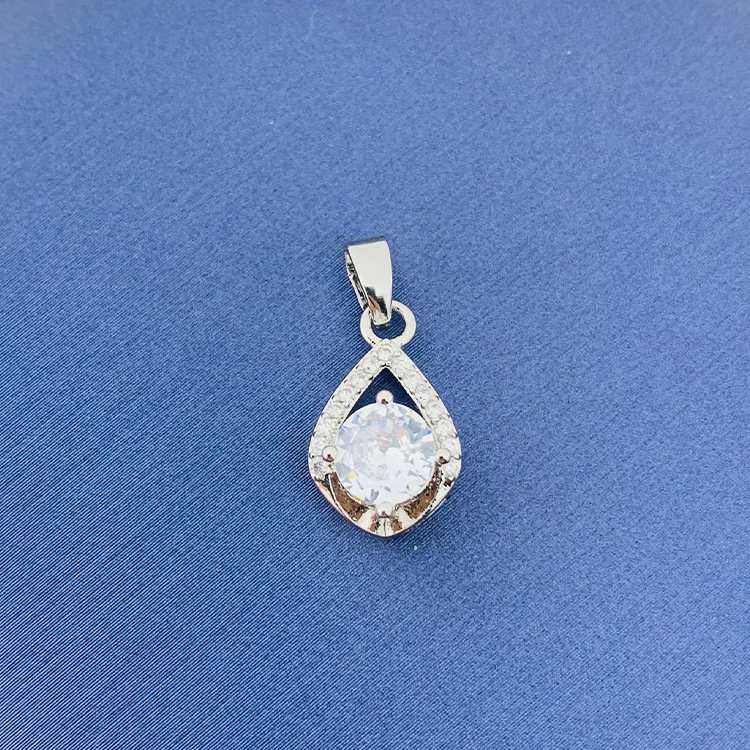 百種類のペンダントは心のままにファッションの経典を配合します。カップルの美しいペンダントは親友のアクセサリーを送ります。