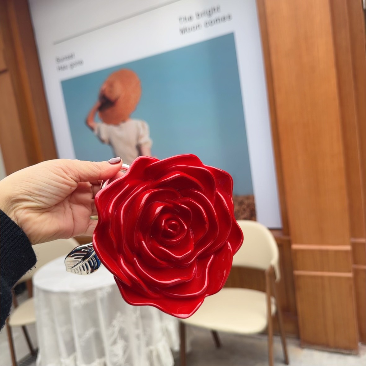 Elegant and stylish rose, versatile for autumn and winter, a box bag with a niche design and a sense of sophistication, a hand-held crossbody bag for dinner parties Specification drawing