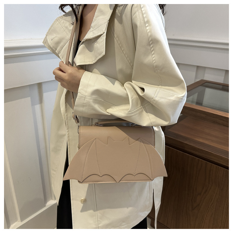 A new 2024 European and American Halloween single-shoulder bag for women, with a unique and funny bat style and a trendy crossbody bag undefined