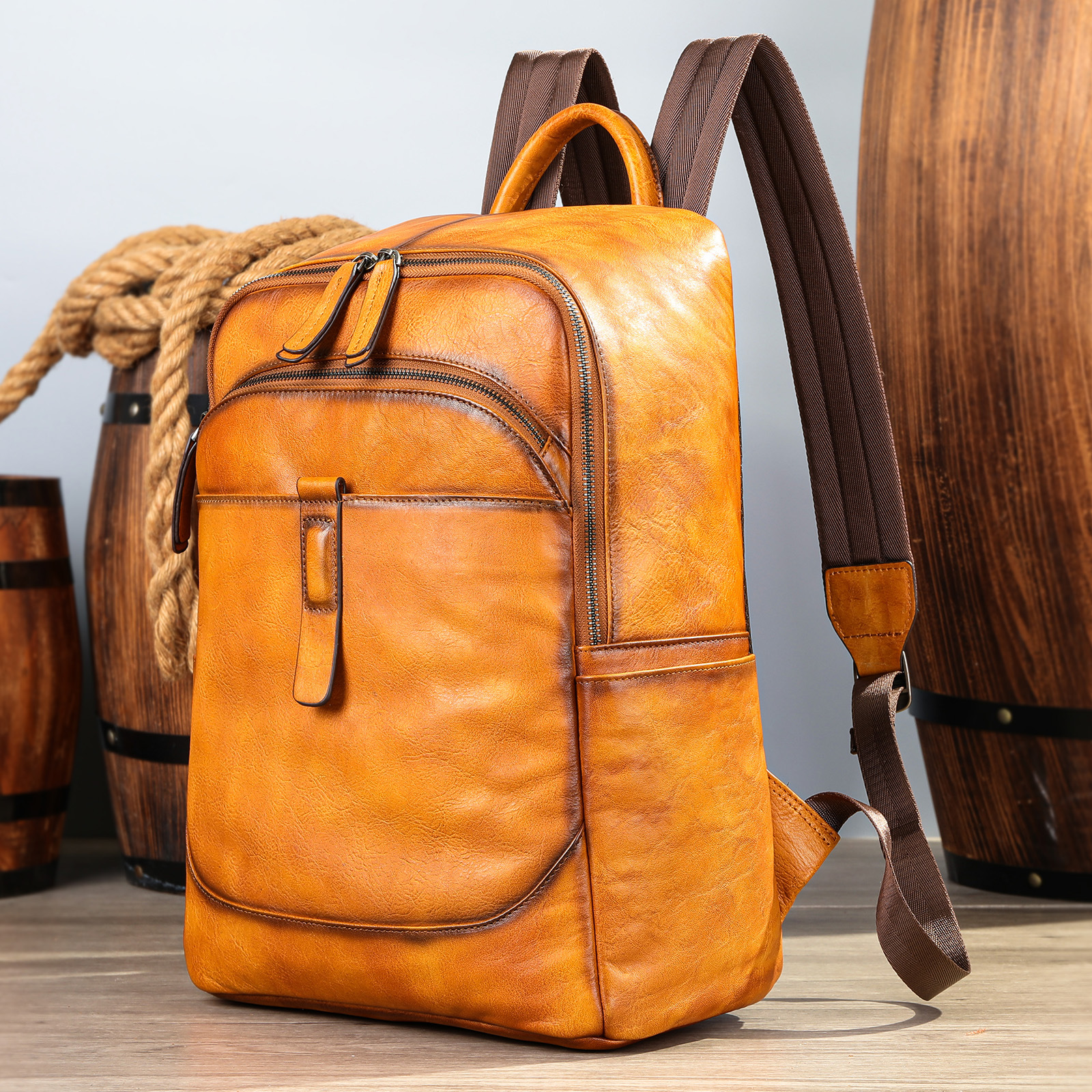 新型男性本革リュックサックシンプル軽便旅行カバンビジネスカジュアル大容量パソコンカバン牛革カバンブーム