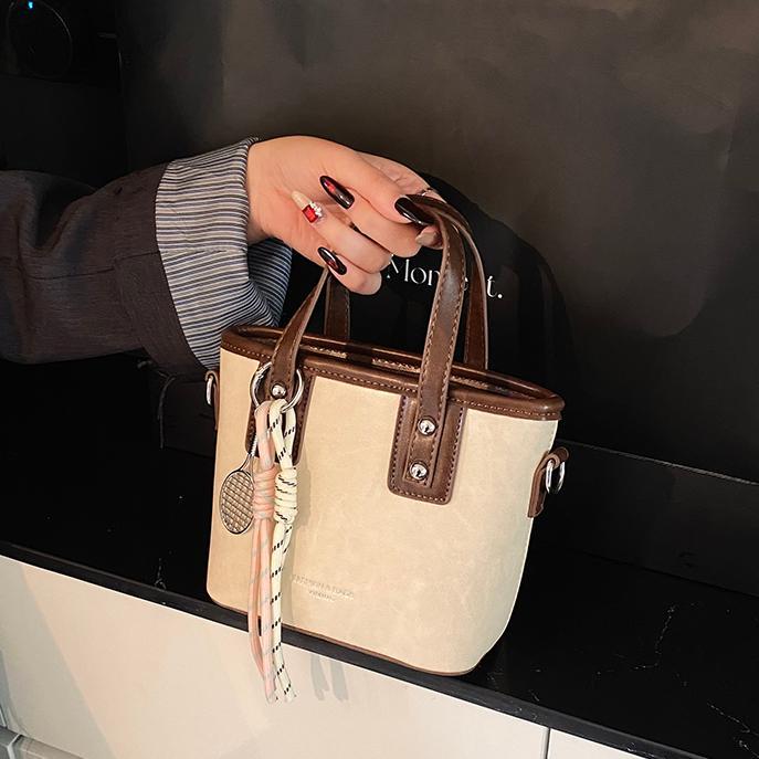 Bolso de mano de alta gama de nicho para mujer 2025 nuevo bolso de hombro de todo fósforo de color en contraste bolso de cubo de mensajero súper caliente de moda