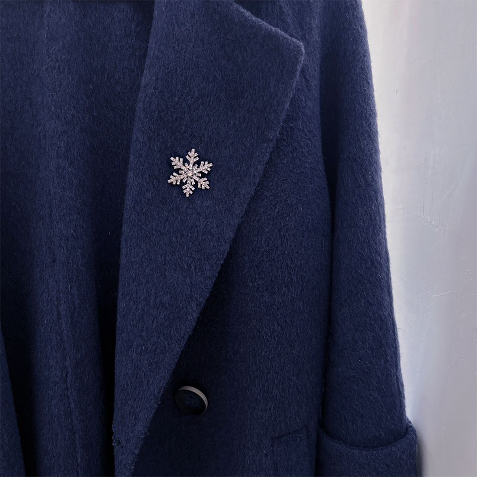 Spilla natalizia a forma di pupazzo di neve con strass_voghion.com