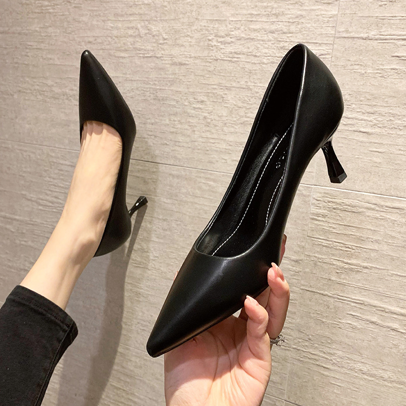 Eleganta svarta läderpumps med hög klack för damer_voghion.com