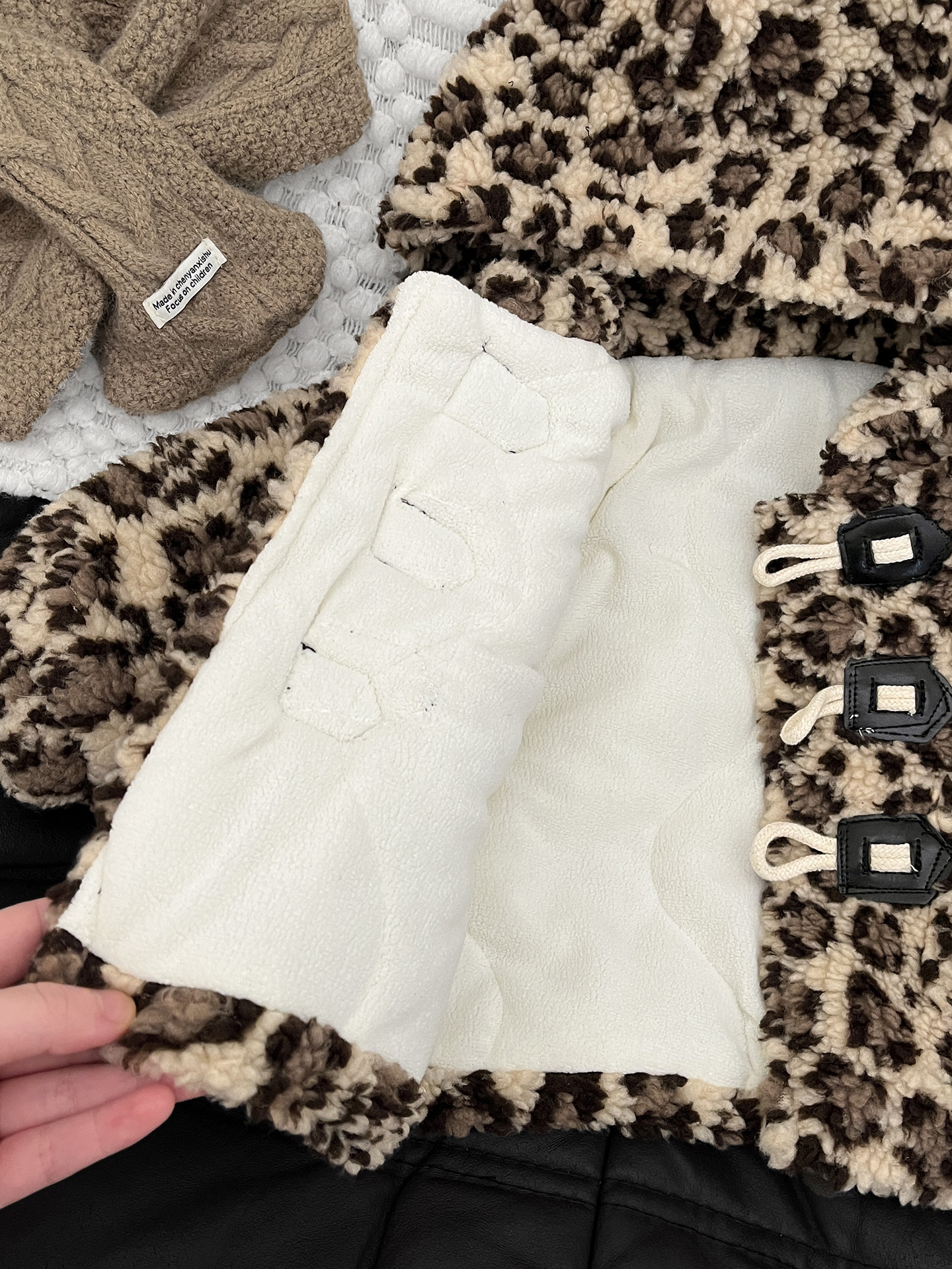 Ropa infantil coreana 2025 otoño y invierno coreano para bebés masculinos y femeninos con estampado de leopardo extranjero de cordero de peluche y peluche grueso chaqueta con capuz