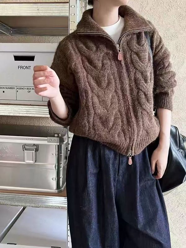 メイラードショートハイカラージッパーセーターカーディガン女性のための 2025 秋と冬の新しいルーズソフトワックス状ツイストニットジャケット|undefined