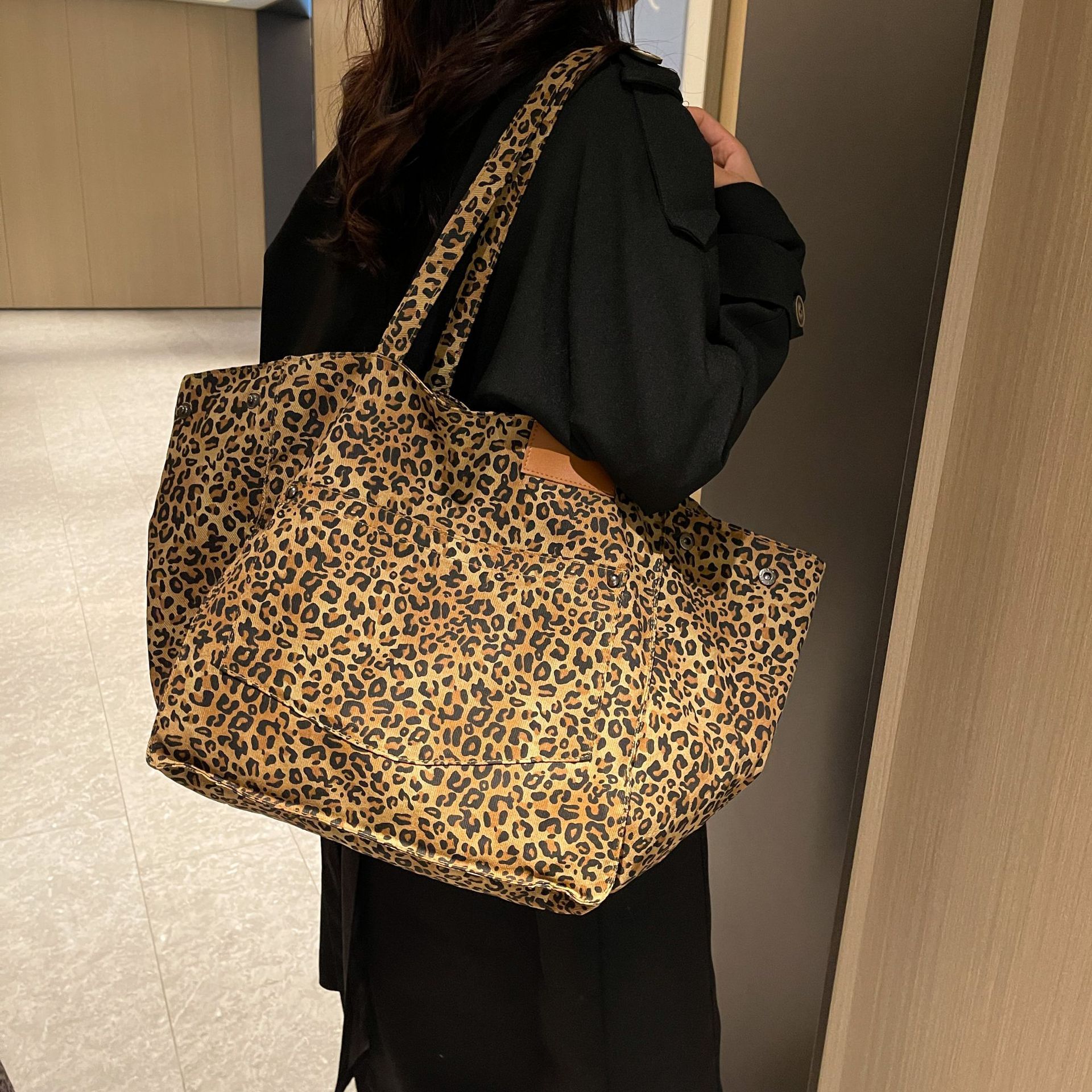 Bolso de gran capacidad yangqi bolso de cercanías de cara suave bolso especial 2024 leopardo nuevo bolso de mujer popular bolso de hombro otoño e invierno