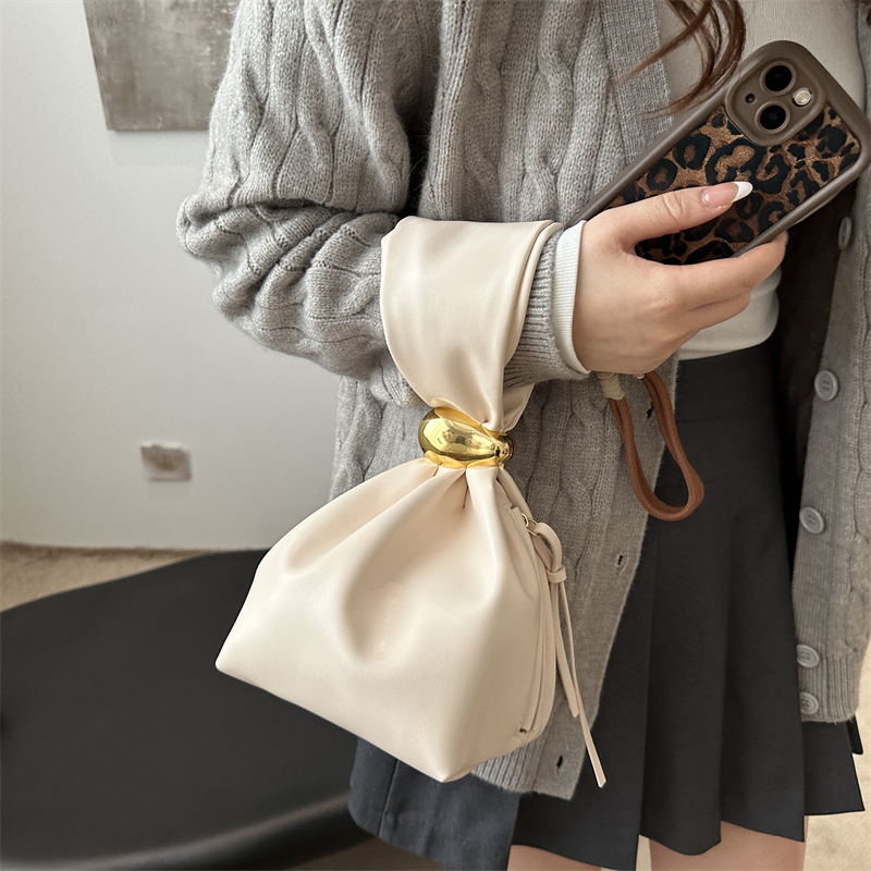 Otoño y invierno 2024 nuevo diseño retrógrado de nicho simple bolso de personalidad de estilo extranjero bolso de cubo de belleza de mujer