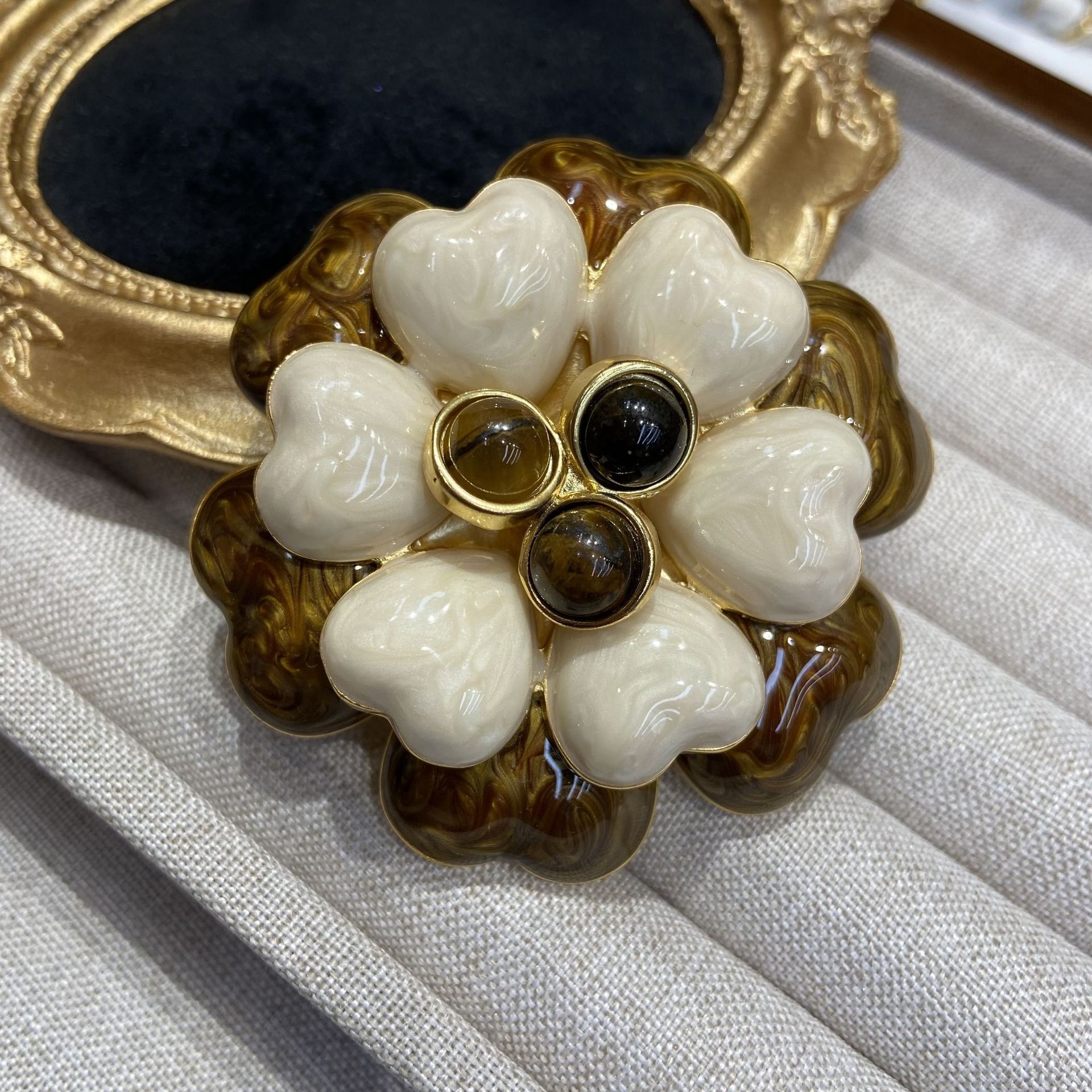 Broche camélia vintage et élégante en émail tricolore de style Maillard, style rose classique Chanel pour femme_voghion.com