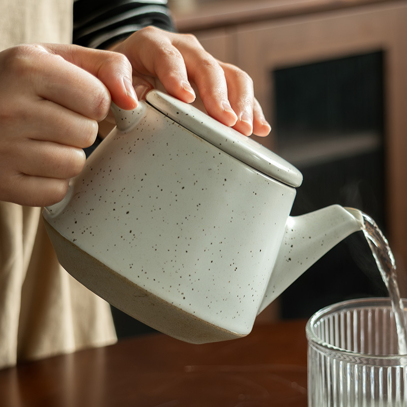 Estilo japonés pequeña tetera cerámica simple hogar Kung Fu juego de té Oficina taza de té cocina engrasador al por mayor ligeramente defecto