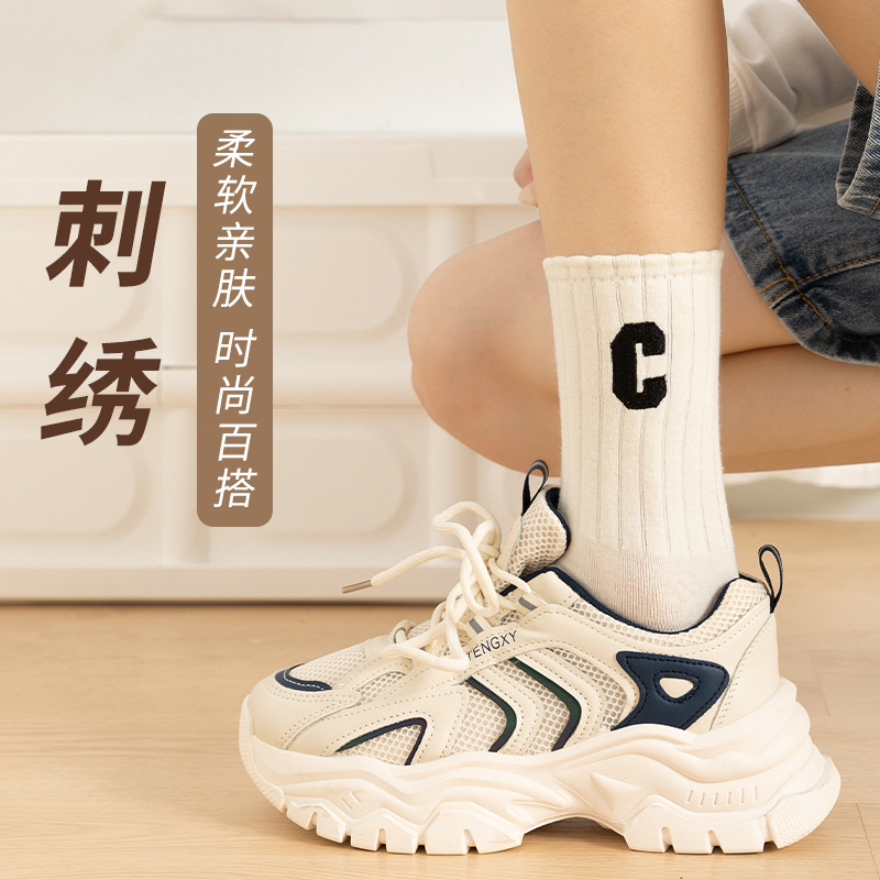 Bordado de letras grande C calcetines de algodón peinado a media pierna de las mujeres Otoño e Invierno de moda a rayas largas calcetines de mujer de color sólido algodón al por mayor