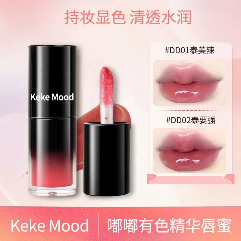 Glossy lip gloss, mirror effect, plump lips effect