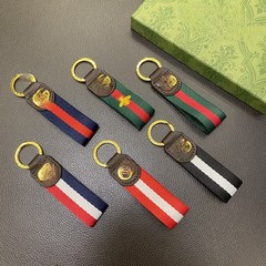 欧米の大手ブランドのカバンに飾られた自動車のキーホルダーは豪華なキーホルダーを掛けています。