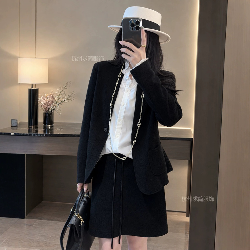 Looking for a simple yet stylish outfit: a new autumn/winter collection featuring a cashmere and wool blend blazer and a short skirt, sold as a two-piece set