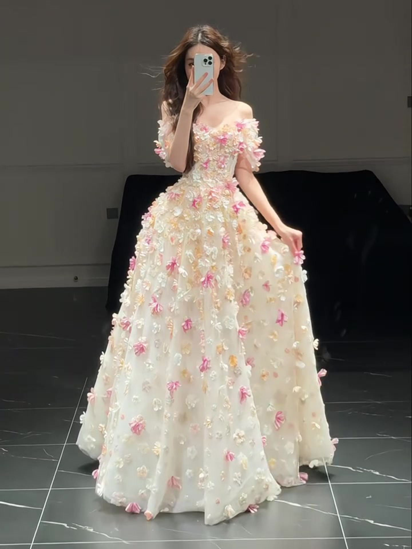 Đầm cưới dạ hội ôm body tay dài chất liệu lưới bóng phong cách châu Âu — Màu champagne