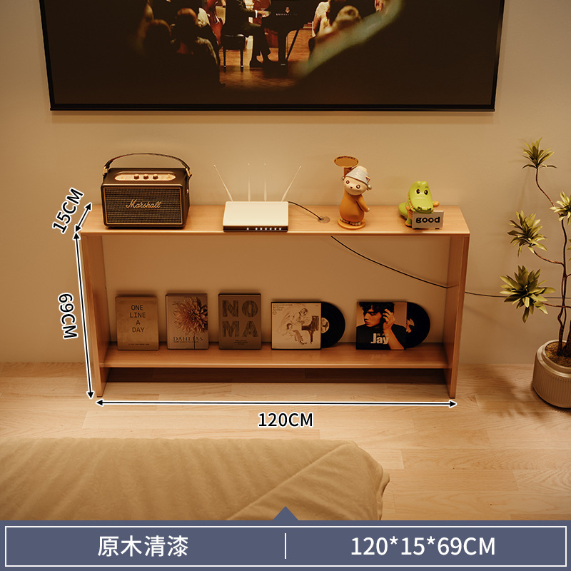 El estante de la pared del televisor está contra la pared, todo el gabinete estrecho de madera maciza, el proyector se coloca debajo del estante largo del decodificador del enrutador