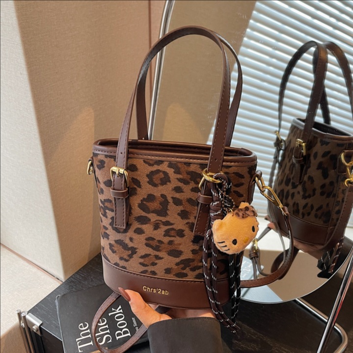 Cross-border coreano nicho esmerizado bolso de cubo de mano mujer 2025 nuevo invierno retro mochila de hombro mochila de viaje