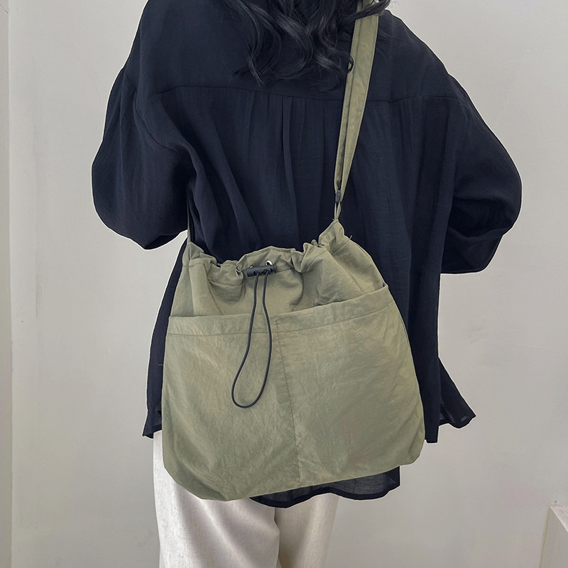 A stylish single-shoulder crossbody bag for 2024, a large-capacity casual commuting bag for classes, and a beautiful and fashionable underarm bag for women undefined