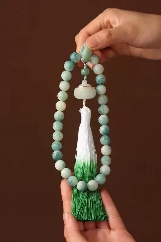 Handheld carved Bodhi rosary with tassels walnut, gradient