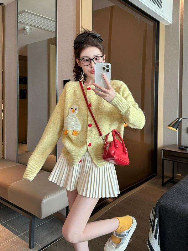ミルク黄色のセーターのコートの女性2025の新型秋冬の厚い小さい背の洋風の年齢を減らして底のニットのカーディガンを打ちます。|undefined