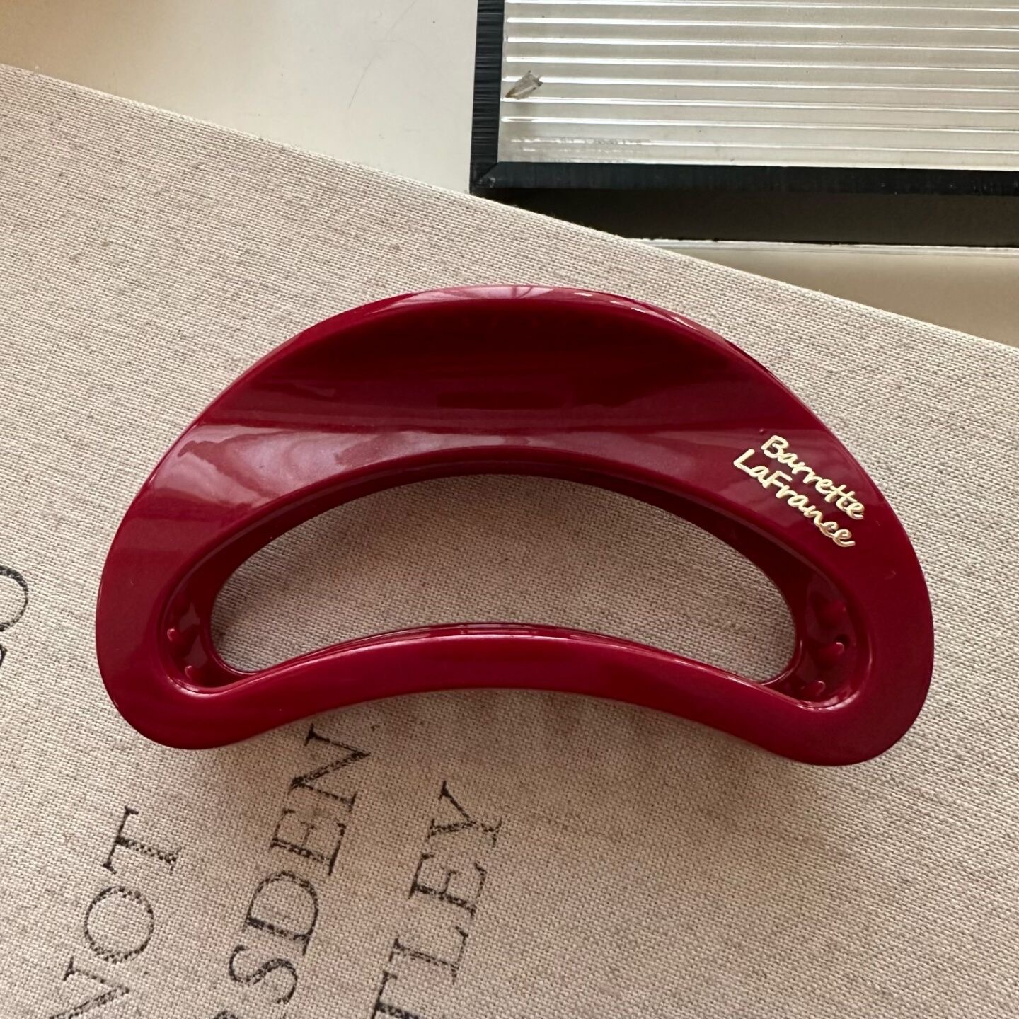 Semi-circular gold label hair claw clip - red