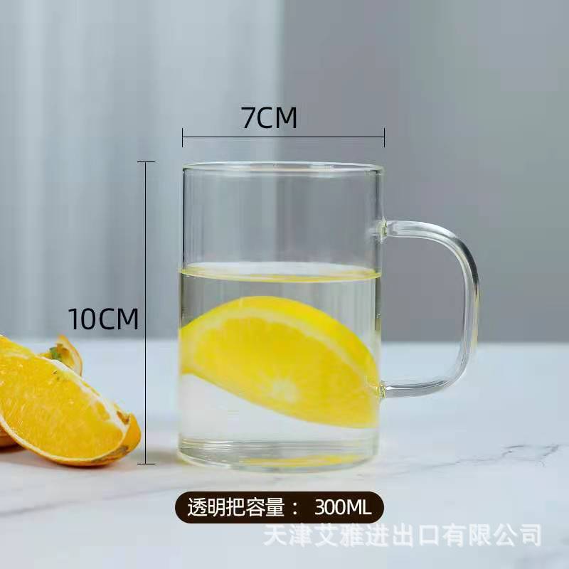 高ホウ素シリコングラスは取っ手のコップを持って水を飲みます。|undefined