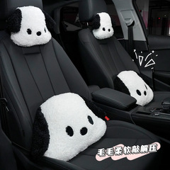 車のヘッドレストは腰に当てて萌えます。かわいい白黒の犬が車に乗っています。