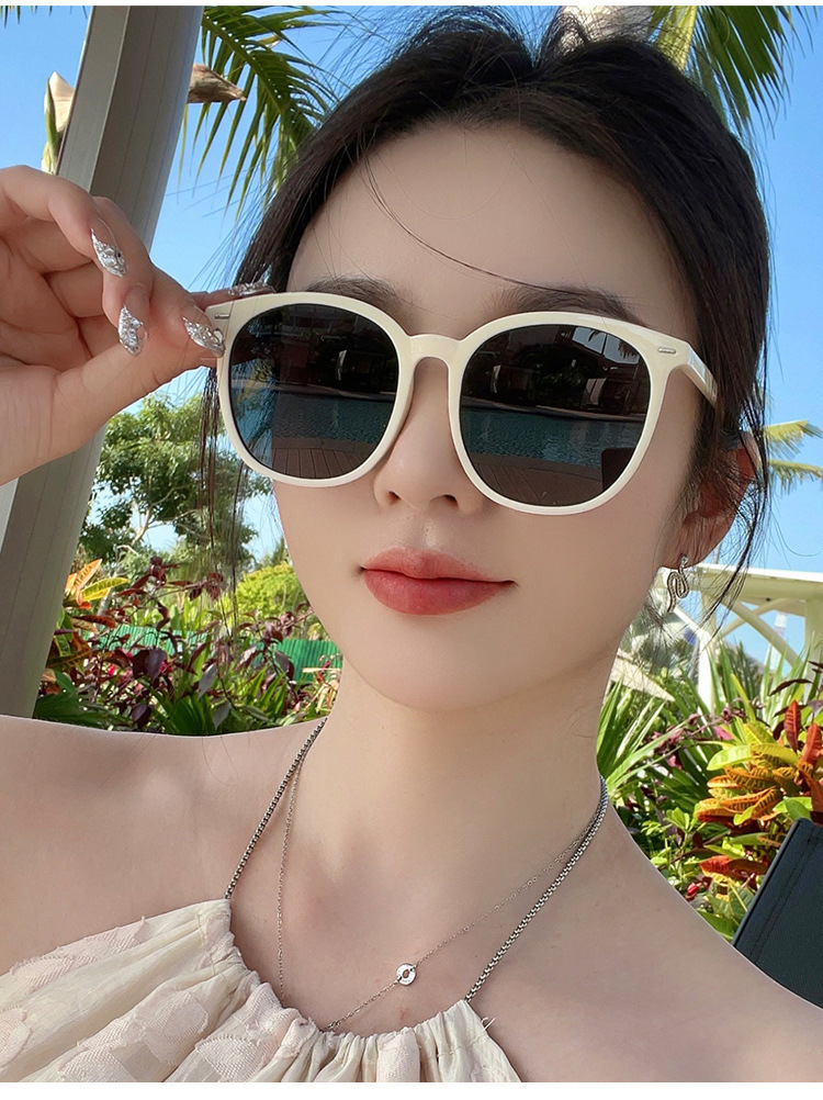 for Women High-End Feel 2025 New Large Sun Round White Frame Sunglasses UV Protection Make Face Look Smaller_voghion.com
