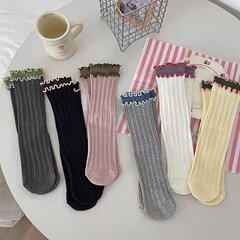 たるみ感のある靴下のレトロ感がいっぱいです。色合わせが可愛いです。
