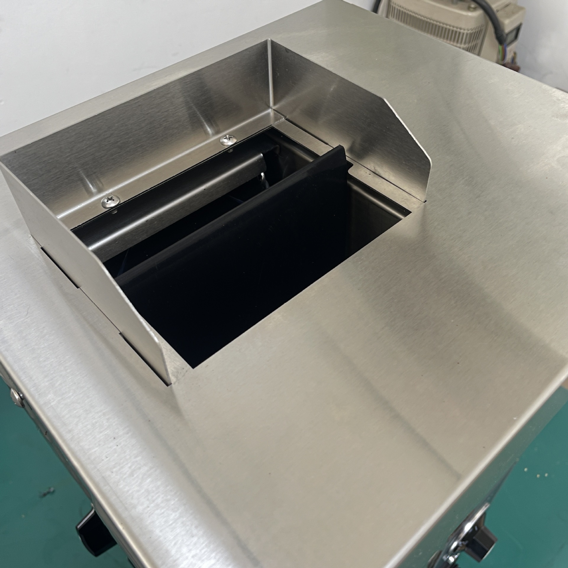 Máquina de hamburguesas totalmente automática vertical máquina de tostado de orugas máquina de tostado de fletamento máquina de tostado de hamburguesas máquina de tostado de pasteles a mano equipo de embriones de pastel