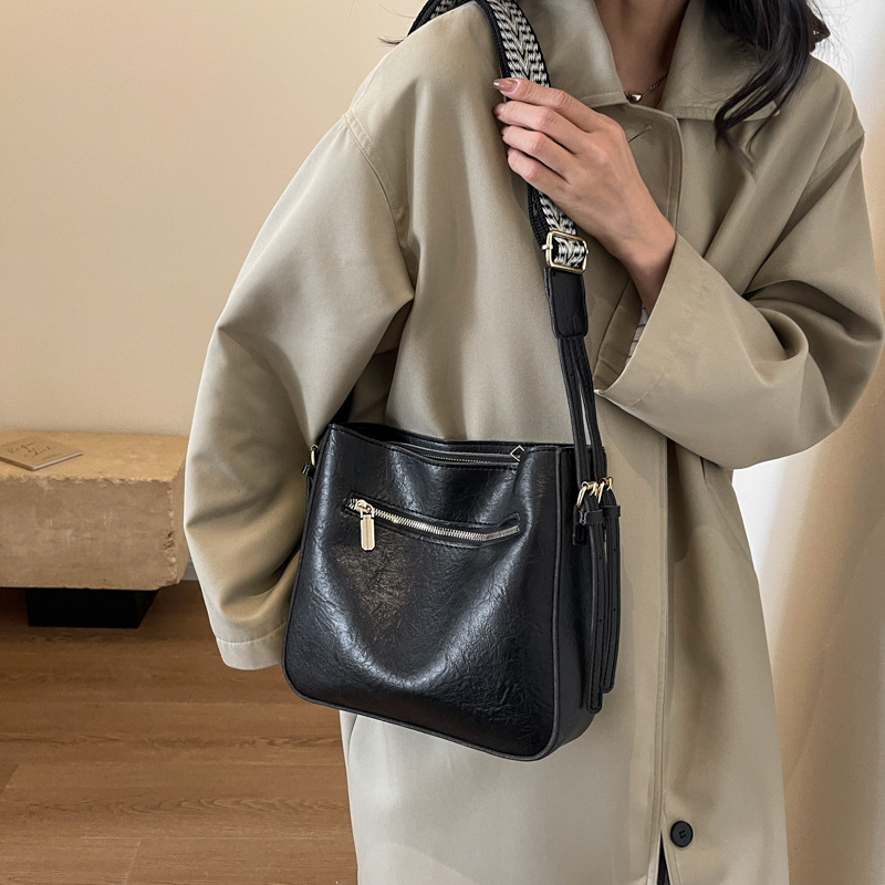 Bolsa de moda de alta calidad para mujeres 2023 nuevo invierno retro versátil cubo bolsa estilo coreano nicho bolso de hombro