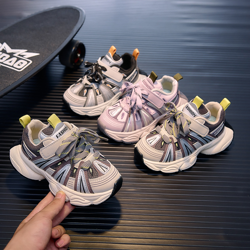 Zapatos deportivos para niños 2026 primavera nuevo tipo de zapatos de running de suela suave para niños zapatos transpirables de papá zapatos de estudiantes en stock