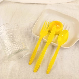 in stock knife and fork spoon suit environmental protection plastic yellow knife and fork spoon birthday party knife and fork spoon manufacturers wholesale