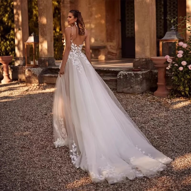 European and American Style Wedding Dress, New Mesh Design with Straps, Waist-Cinching, Elegant and Slimming Lace with a Small Train, Customizable