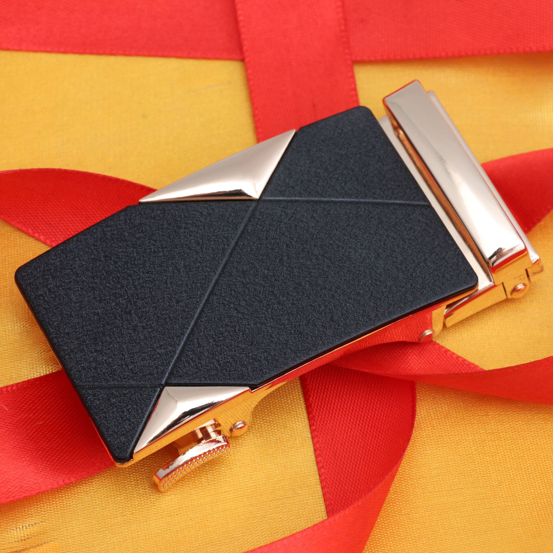 Hongsheng fábrica 4,0 primavera cinturón hebilla automática hebilla esmerilado hebilla de cinturón de los hombres Aleación de superficie negra hebilla de dos piezas