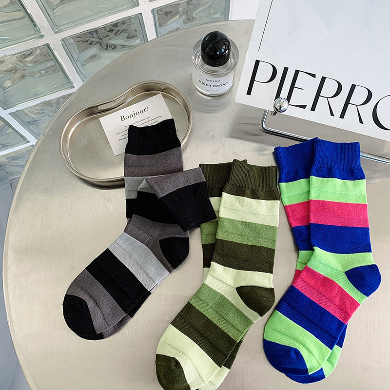 New contrast color tube socks women's cotton socks Net red Caterpillar socks small red book Hot push fashion sports socks wholesale New contrast color tube socks women's cotton socks Net red Caterpillar socks small red book Hot push fashion sports socks wholesale
